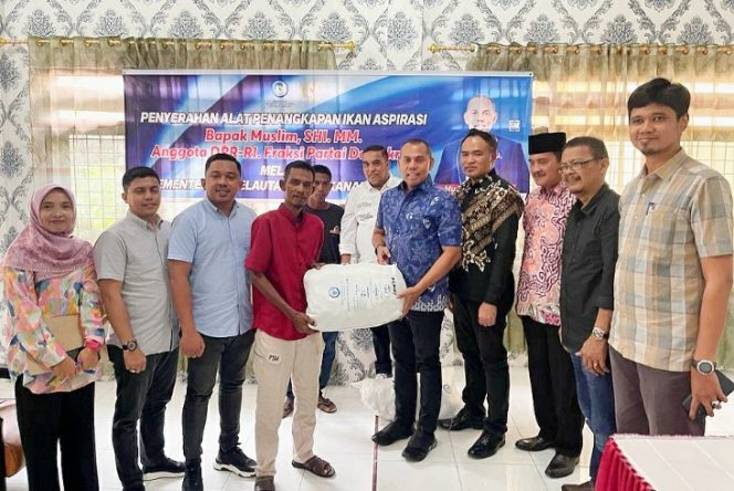 
 Muslim DPR RI Serahkan Alat Tangkap Ikan kepada Kelompok Nelayan di Langsa
