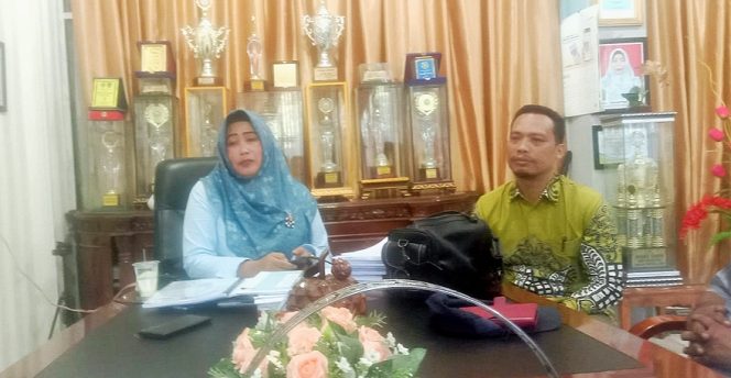 
 Kadisdikbud Langsa, Suhartini didampingi PPTK Proyek Swakelola, Indrana Syahputra ditemui tim media di ruang kerjanya.
