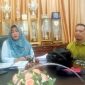 Kadisdikbud Langsa, Suhartini didampingi PPTK Proyek Swakelola, Indrana Syahputra ditemui tim media di ruang kerjanya.