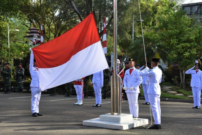 
 Foto : Pasukan pengibar bendera siap menaikkan bendera merah putih pada upacara HUT RI ke 77 di halaman Pendopo Wali Kota Langsa. 