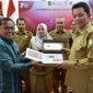Foto : Penyerahan Token of Appreciation (ToA) dari Kepala Perwakilan BI Aceh, Achris Sarwani kepada Pj Gubernur Achmad Marzuki.