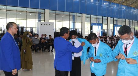 Foto : Penyematan Almamater kepada Mahasiswa Baru oleh Rektor.