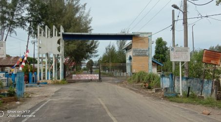 Foto : Pintu Gerbang menuju Pelabuhan Kuala Langsa ditutup.