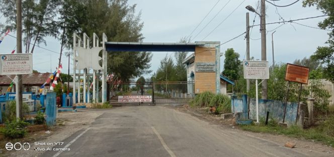 
 Foto : Pintu Gerbang menuju Pelabuhan Kuala Langsa ditutup.