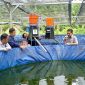 Foto : Tim PKM Unsam sedang Praktekkan alat pada kolam bioflok kelompok budidaya ikan.