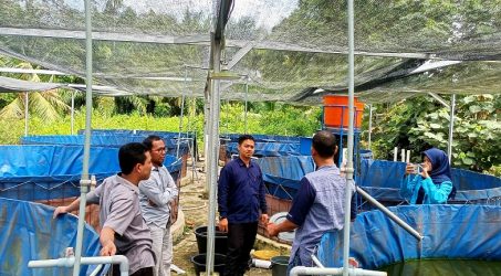 Foto : Tim PKM sedang menyampaikan simulasi sistem kerja alat.