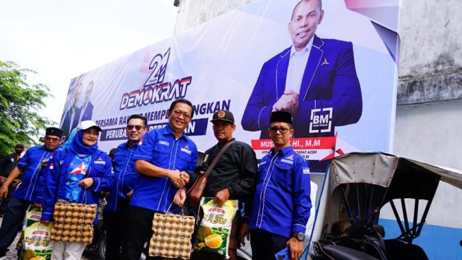 
 Peringati HUT ke-21, Demokrat Aceh Bagikan Sembako dan Santuni Anak Yatim