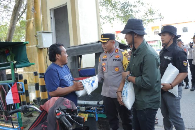 
 Foto : Kapolres Aceh Tamiang AKBP Imam Asfali , S.I.K. turun langsung dalam aksi Jum'at Berkah.