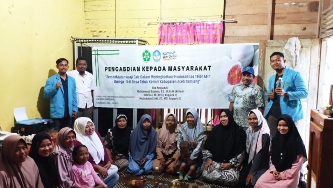 
 Tim PKM bersama Kelompok Bina Usaha.
