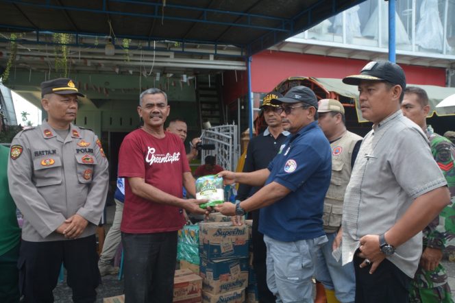 
 Pj Wali Kota Langsa, Ir Said Mahdum menyerahkan bantuan kepada Geuchik Pondok Pabrik.