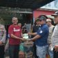 Pj Wali Kota Langsa, Ir Said Mahdum menyerahkan bantuan kepada Geuchik Pondok Pabrik.