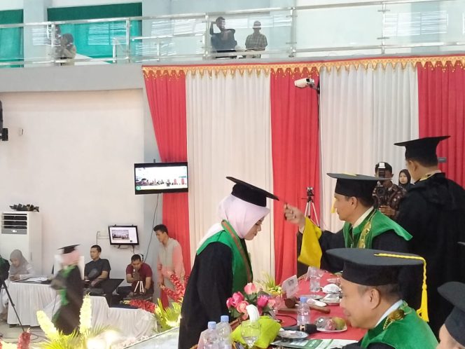 
 Rektor IAIN Langsa, Dr H Basri, MA memindahkan pita Wisudawati.
