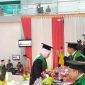 Rektor IAIN Langsa, Dr H Basri, MA memindahkan pita Wisudawati.