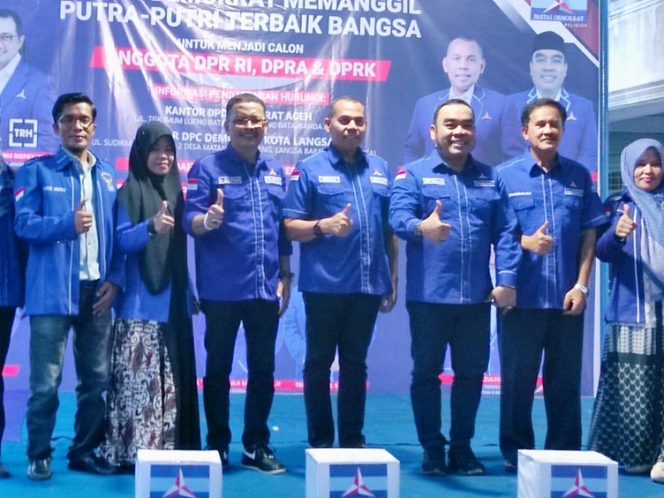 
 Ketua Demokrat Aceh, Muslim, SHI, MM bersama Pengurus Demokrat Langsa.