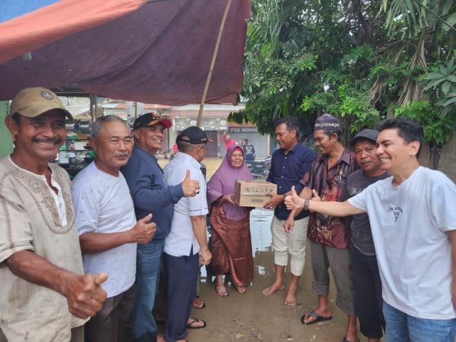 
 Edy Asaruddin datangi posko pengungsian salurkan bantuan untuk korban banjir Aceh Tamiang