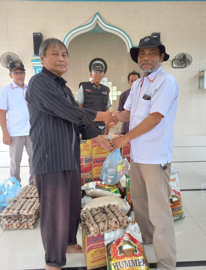 
 Taufiq Ridha (Kanan) menyerahkan bantuan kepada warga Muhammadiyah terdampak banjir.