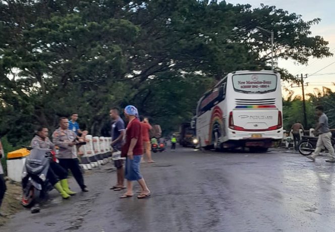 
 Bus Pelangi mogok bertepatan di Jembatan Kampung Alu Selawi, Akibatnya polisi harus membuka tutup akses transportasi.