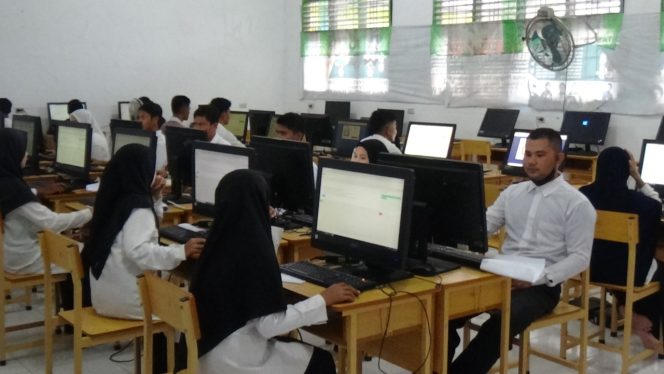 Foto: Pelaksanaan Ujian Seleksi Calon PPK di SMAN 2 Simeulue Timur.