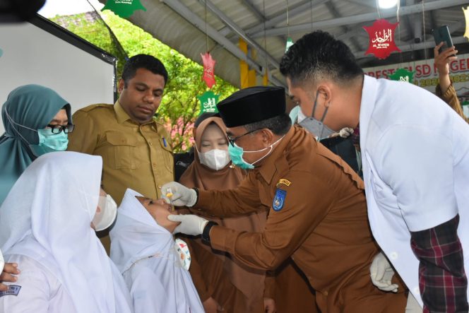 
 Foto : Pj. Walikota Langsa Ir. Said Mahdum Majid, meneteskan imunisasi polio kepada siswi SDN 1 Langsa.