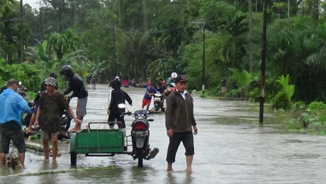 
 Foto: Banjir genangi ruas jalan nasional di Desa Abail Kecamatan Teupah Tengah.