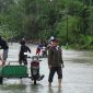 Foto: Banjir genangi ruas jalan nasional di Desa Abail Kecamatan Teupah Tengah.