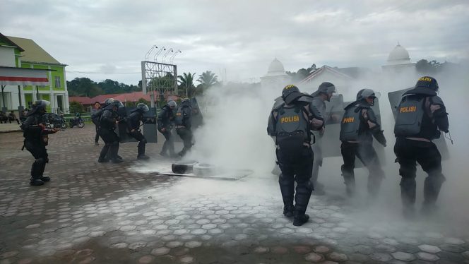 
 Foto: Personil Kepolisian Menggelar Simulasi Pengamanan Pemilu.