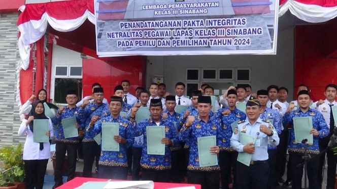 
 Foto: Pegawai Lapas Kelas III Sinabang melakukan penandatangan Pakta Integritas.