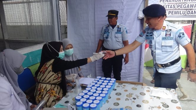 
 Petugas dan Warga Binaan Lapas Kelas III Sinabang Dites Urine
