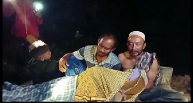 
 Puluhan Tahun Jalan Berlumpur, Warga Bawa Jenazah Gunakan Tandu Bambu