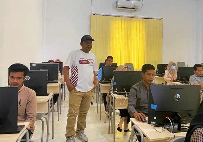 
 Foto : Koordinator Divisi SDM KIP Langsa, Ridwan, ST mengawasi berlangsungnya pelaksanaan CAT calon Anggota PPK.