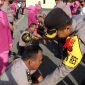 Foto: Kapolres Simeulue AKBP Jatmiko saat memberikan mandi bunga terhadap personel yang naik pangkat.
