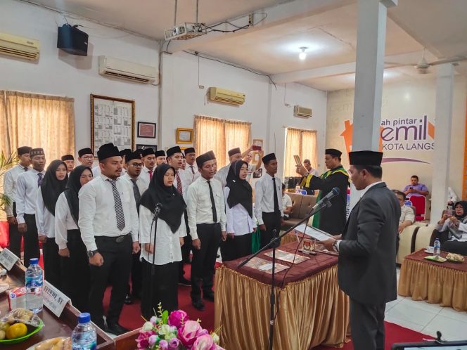
 Foto : Ketua KIP Langsa, T. Faisal, SH melantik PPK.