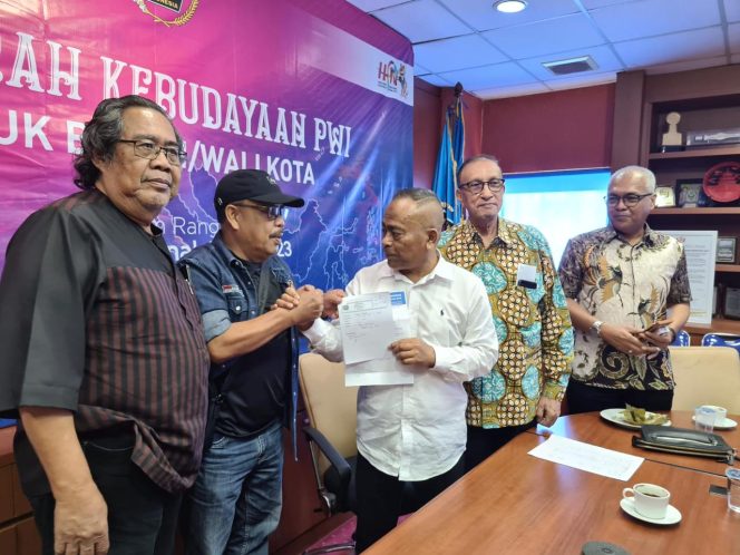 
 Foto : Ketua PWI Aceh, Nasir Nurdin menyerahkan dokumen pendaftaran sebagai calon tuan rumah Porwanas 2025 kepada Ketua Umum PWI Pusat, Atal S. Depari di Kantor PWI Pusat, Lantai IV Gedung Dewan Pers, Jakarta Pusat.
