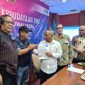 Foto : Ketua PWI Aceh, Nasir Nurdin menyerahkan dokumen pendaftaran sebagai calon tuan rumah Porwanas 2025 kepada Ketua Umum PWI Pusat, Atal S. Depari di Kantor PWI Pusat, Lantai IV Gedung Dewan Pers, Jakarta Pusat.