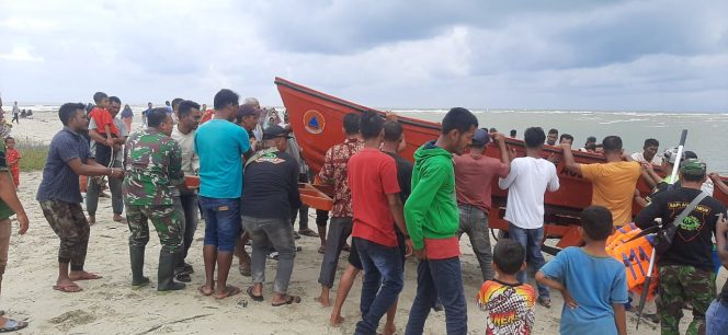 
 Tim SAR gabungan bersama masyarakat hendak lakukan pencarian.