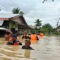 Tim SAR Brimob Aramiyah evakuasi warga terdampak banjir di Tamiang.