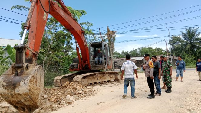 
 Warga bersama Perangkat Desa Aramiah Blokir Jalan Masuk PT Ensem Sawita