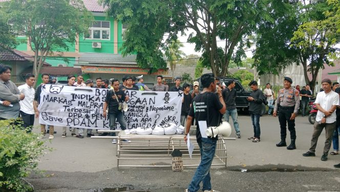 
 ALASKA Demo DPRK Langsa, Desak Copot Direktur PDAM