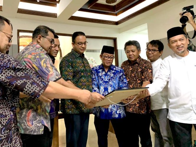 
 Foto bersama Anies Baswedan dengan tim 8 Koalisi Perubahan dan Persatuan.
