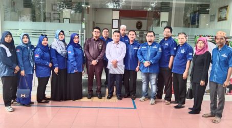 Pengurus Demokrat Langsa Foto bersama dengan Hakim di depan PN Langsa.