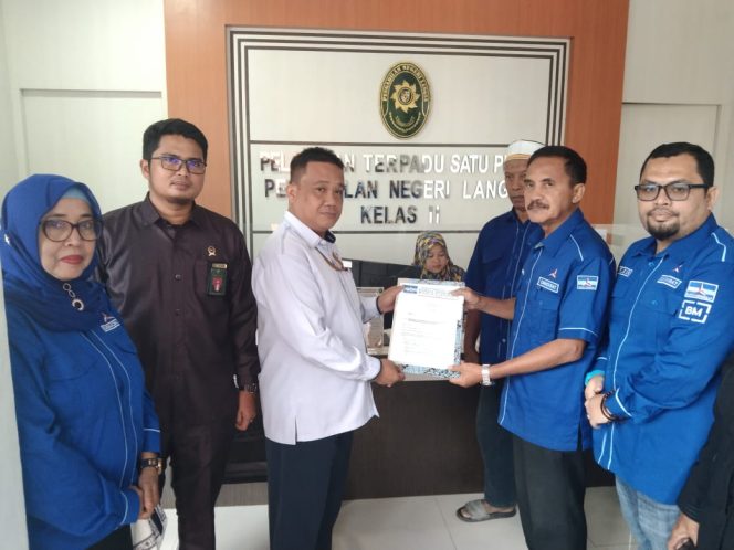 
 Demokrat Langsa Sambangi Pengadilan Negri, Serahkan 10 Poin Penting