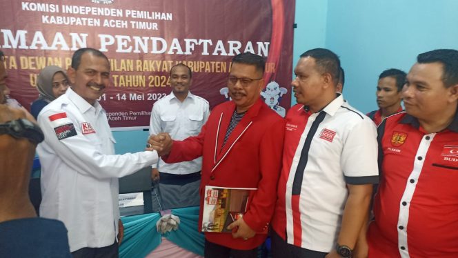
 Penyerahan berkas Bacaleg PA kepada KIP Aceh Timur