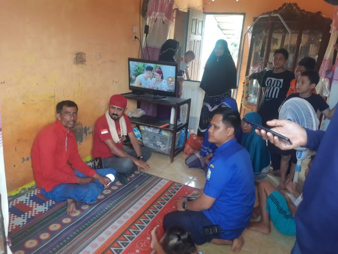 
 Syahrul (Baju Merah) sudah kembali bersama keluarga, setelah sebelumnya dikabarkan hilang saat melaut.