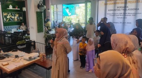Panitia memandu acara untuk menghibur anak penderita thalassemia.
