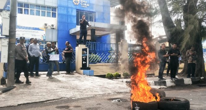 Massa Geruduk BC Langsa Minta Bongkar Sindikat Rokok Ilegal