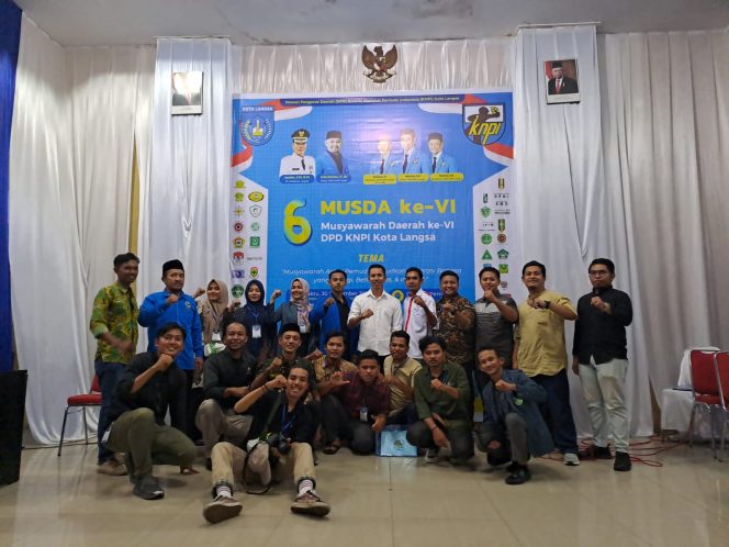 
 Riski Maulana (baju putih) bersama tim usai ditetapkan sebagai ketua KNPI Langsa terpilih.