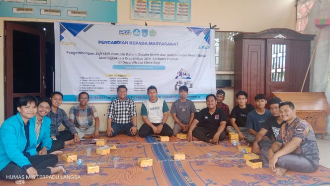 Tim PKM Dosen Unsam Ajarkan Desain Grafis & Edit Video kepada Pemuda Cinta Raja