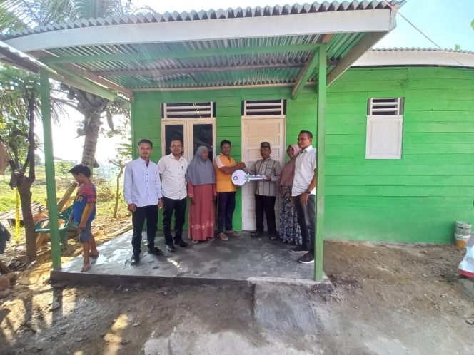 
 Penyerahan kunci rumah bantuan kepada Saifuddin korban kebakaran di Gampong Tualang Teungoh.