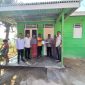 Penyerahan kunci rumah bantuan kepada Saifuddin korban kebakaran di Gampong Tualang Teungoh.