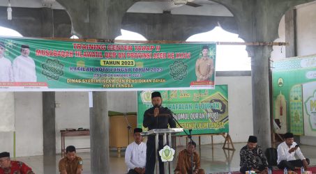 Pelatih Provinsi Aceh, H. Yusuf Jamil, MA sedang memberikan arahan kepada peserta MTQ Kota Langsa.